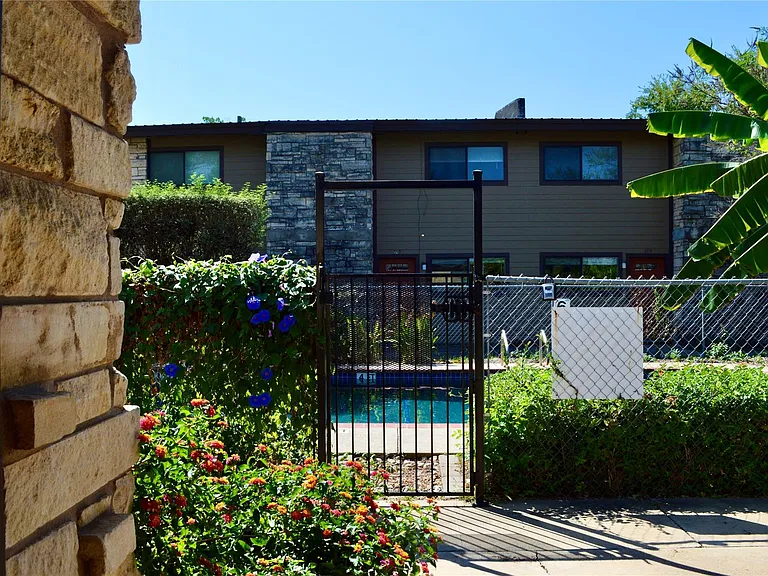 5001 Bull Creek Rd #116 — Photo 2