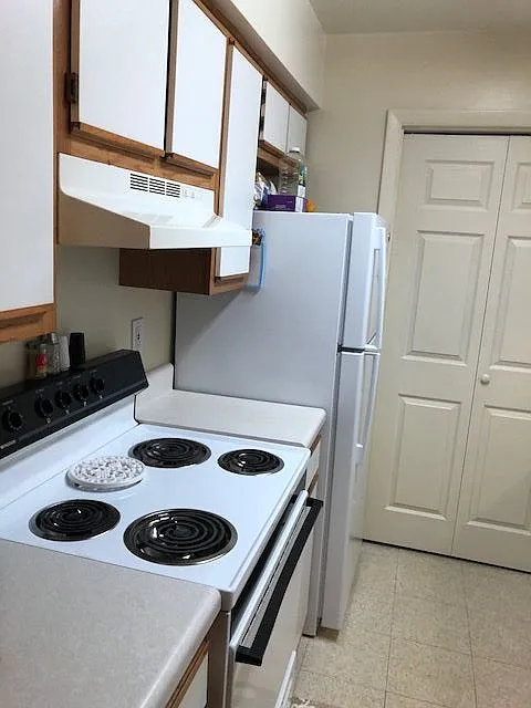 Kingsway Apartments — Photo 1