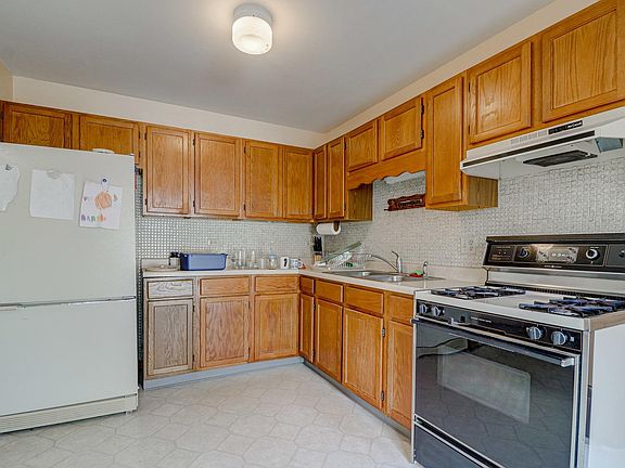 5th image of 1114 N Oak Ter