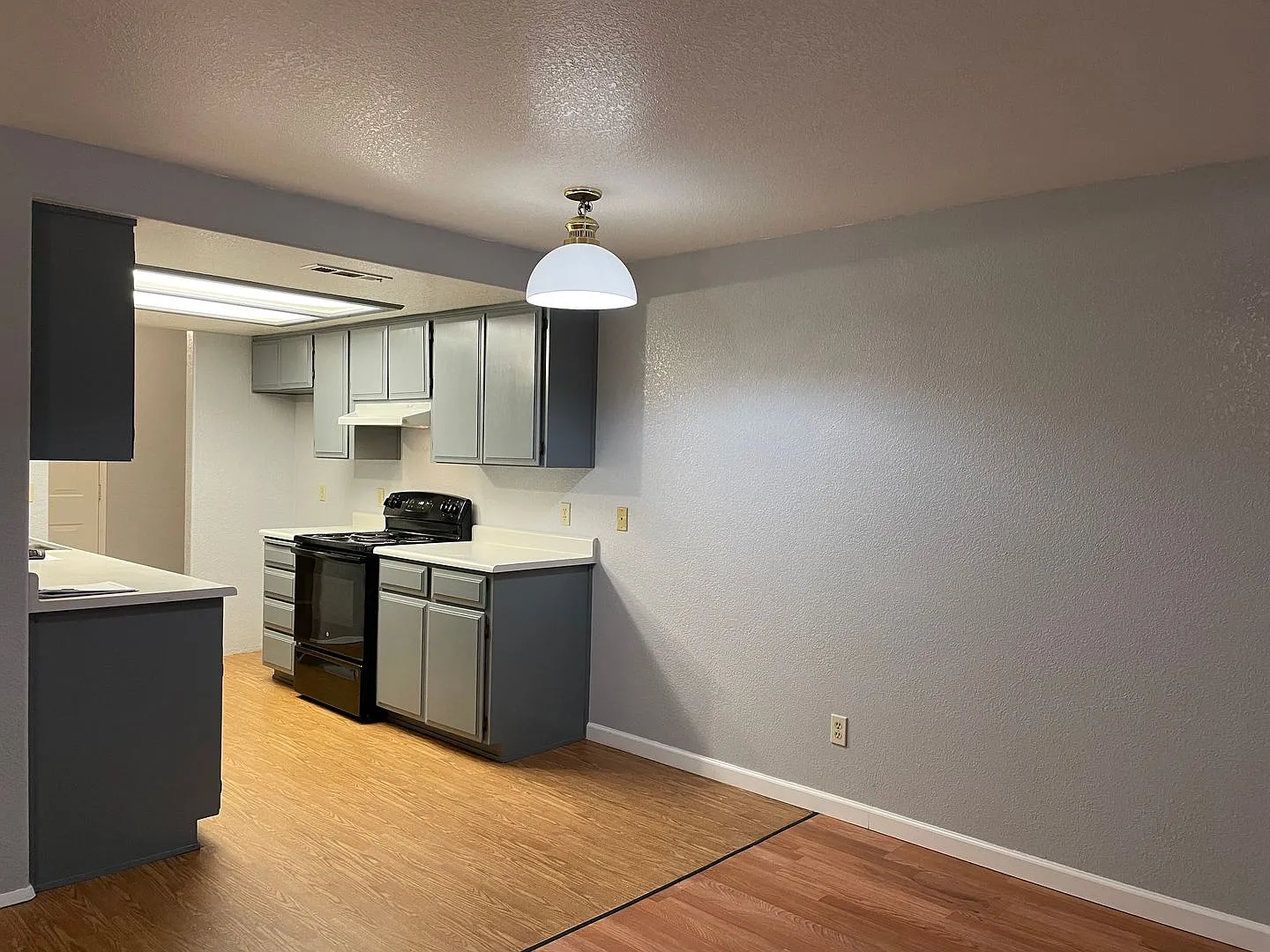 Nice 2 Bedroom 1 Bath Duplex-Located in the Friendly town of Grants Pass — Photo 4