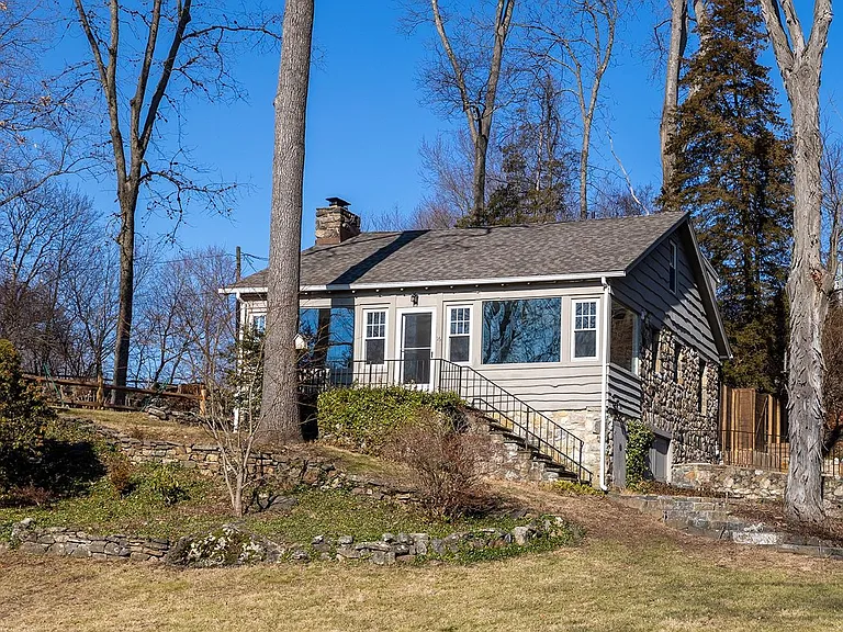 16 Crescent Dr — Photo 2