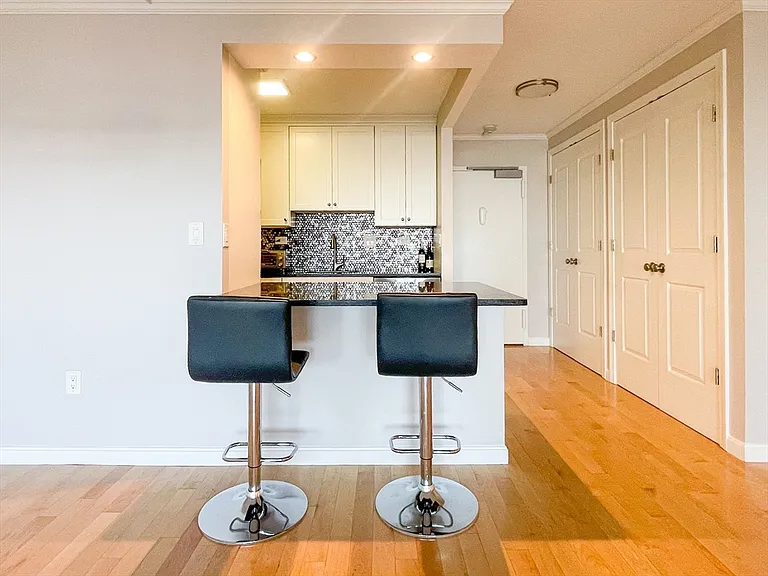 9 Hawthorne Pl #11J — Photo 6