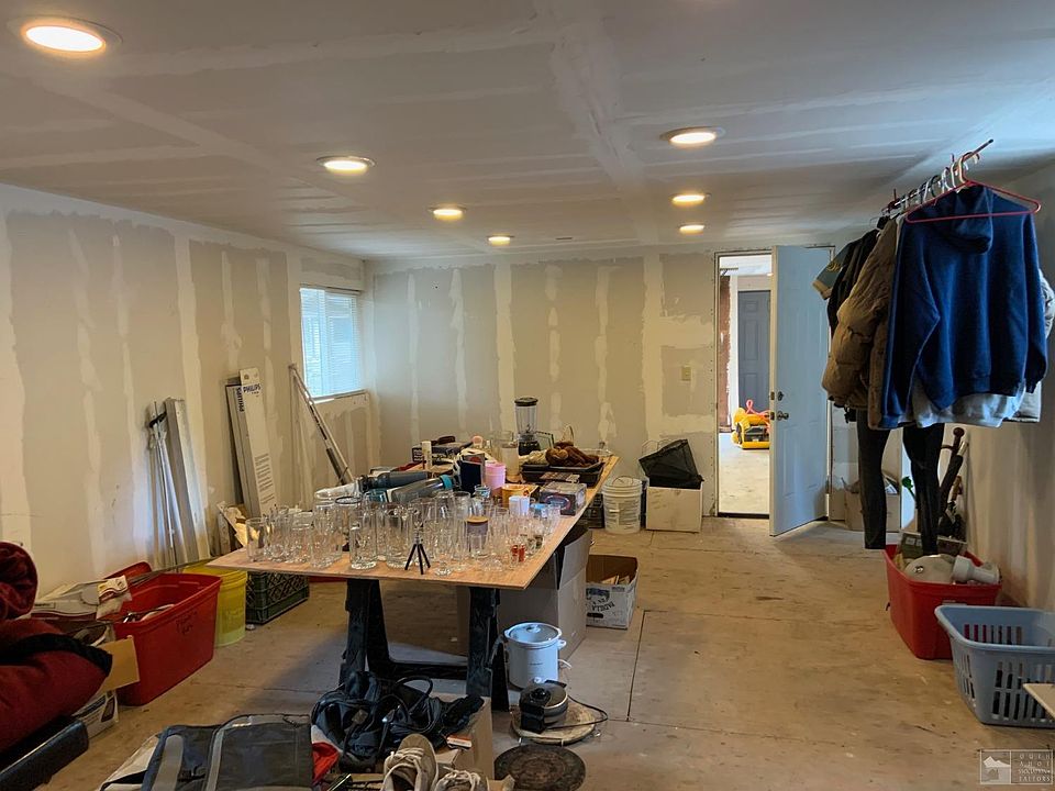 2nd image of 905 Glorene Ave