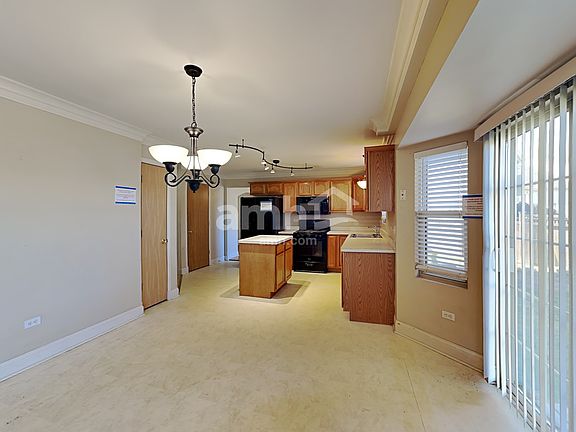 3rd image of 887 Laurel Dr