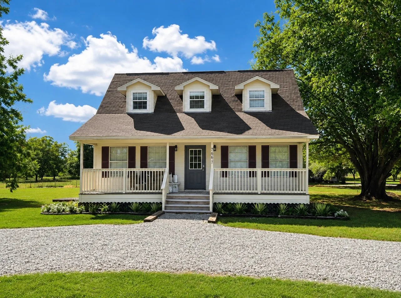 Charming Farmhouse in Boyce! — Photo 1