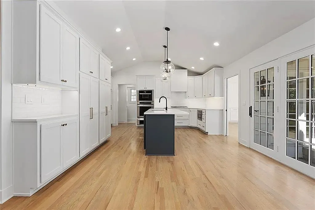 4 bed, 3.5 bath, 4026 sqft, $7,000 — Photo 2