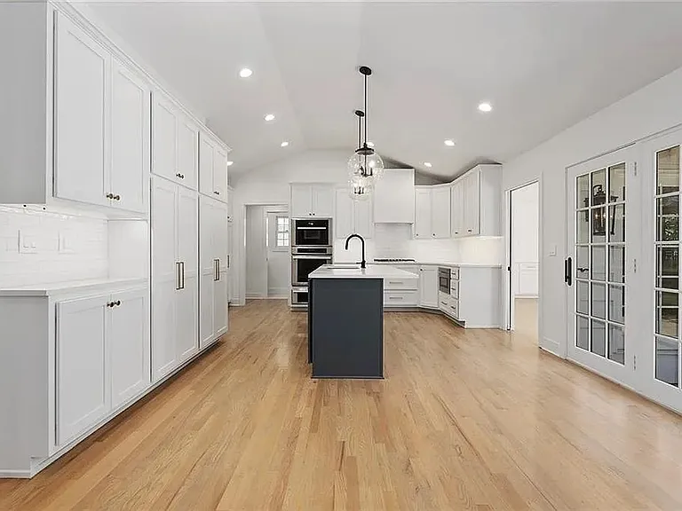 8105 Rosewood Dr — Photo 2