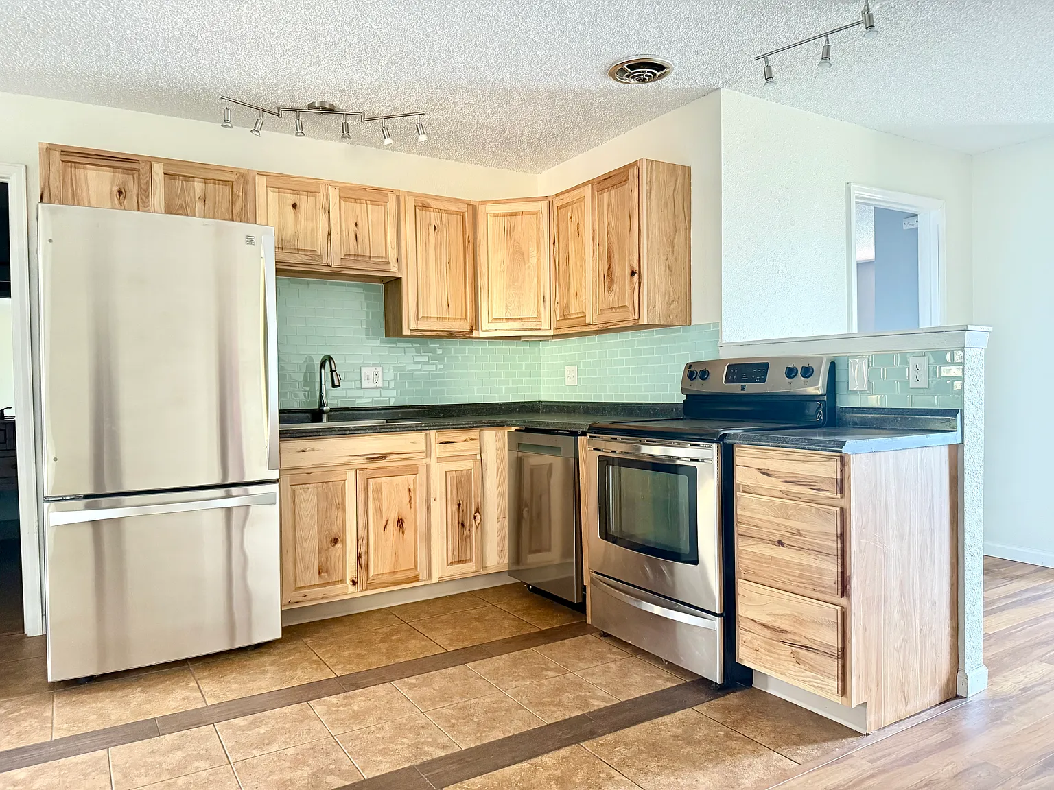 3 bed, 1120 sqft, $3,500 — Photo 2