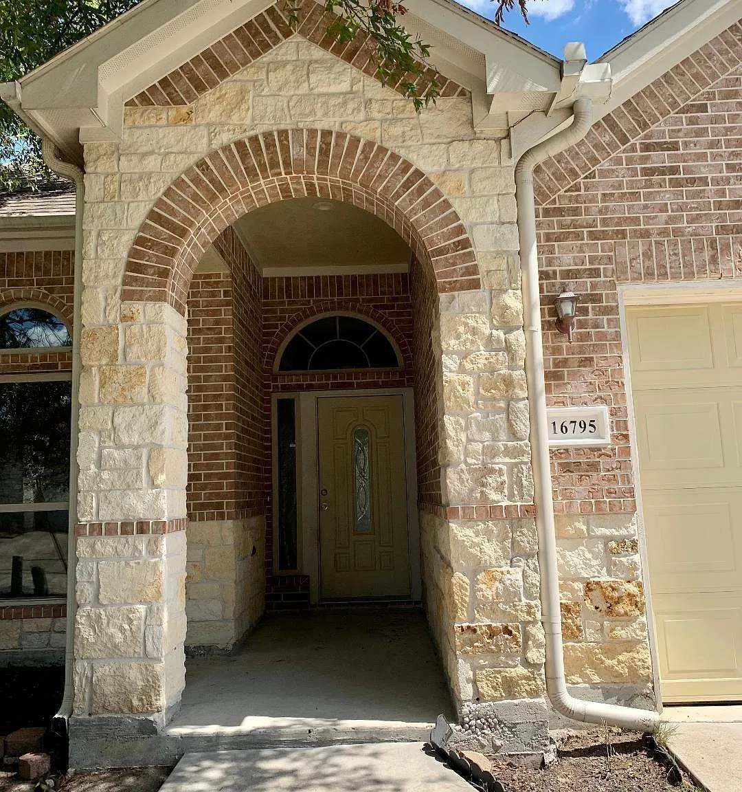 3 bed, 2.0 bath, 1902 sqft, $2,199 — Photo 2
