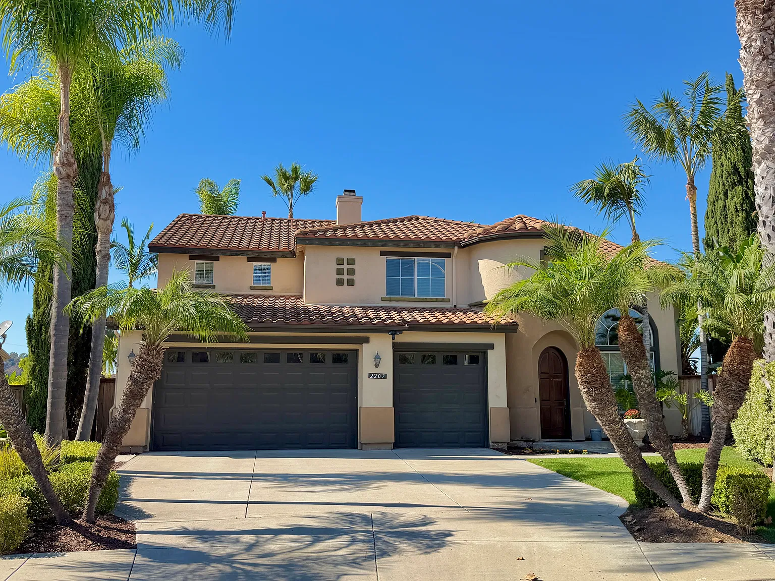 5 bed, 2.5 bath, 3523 sqft, $8,448 — Photo 1