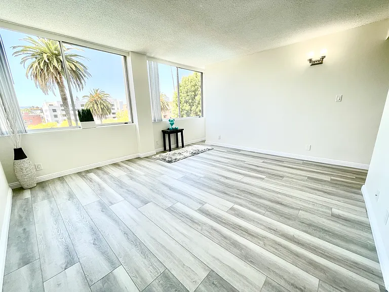 Occidental Towers Apartments — Photo 170