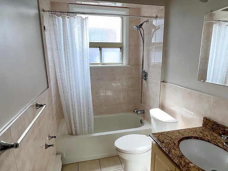 1095 Lakeshore Rd E #2 — Photo 7