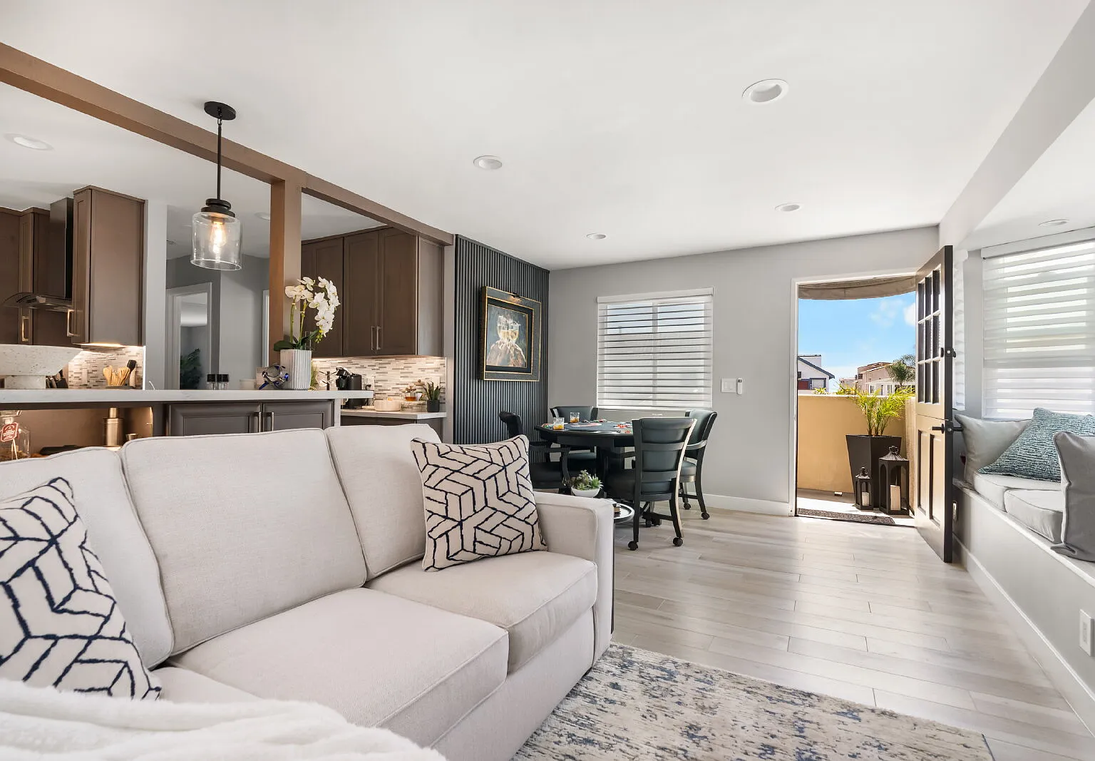 2 bed, 1.0 bath, 966 sqft, $5,350 — Photo 2