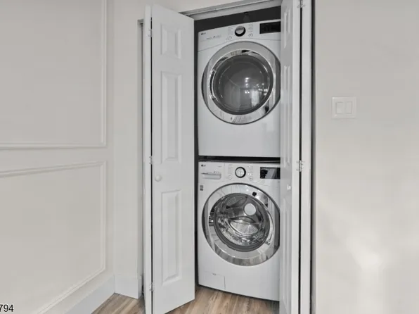 39 Boston Ct, Newark, NJ 07103