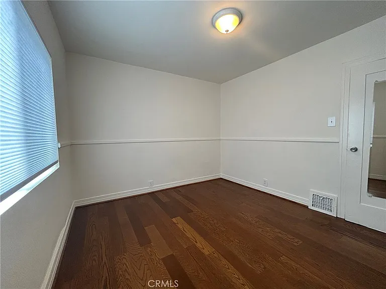 214 E Stocker St — Photo 15