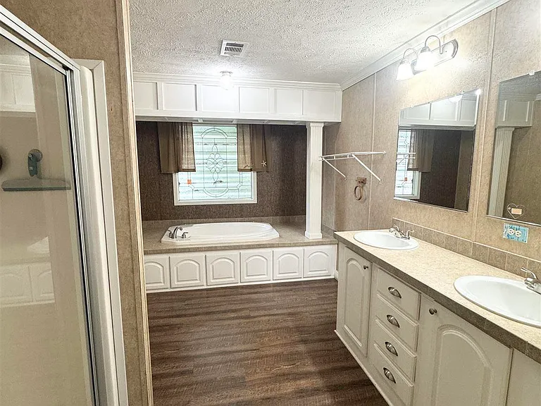 1002 Mills Ave — Photo 14
