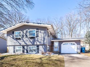 514 Walnut Ct, Le Claire, IA