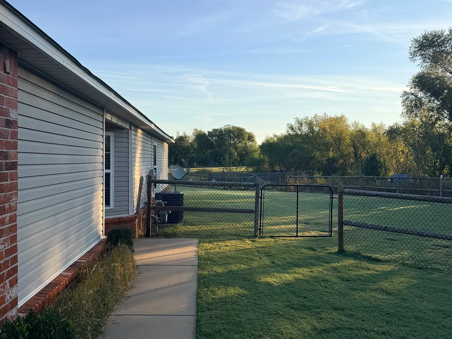 3518 E Fairmont Pl — Photo 2