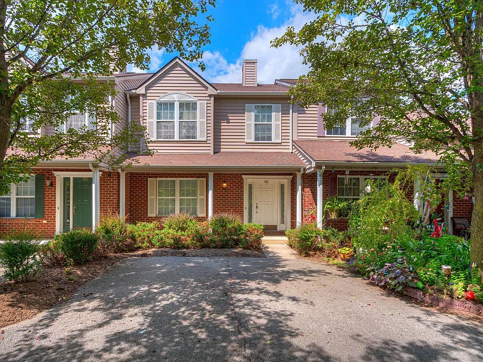 815 Oak Tree Blvd NW