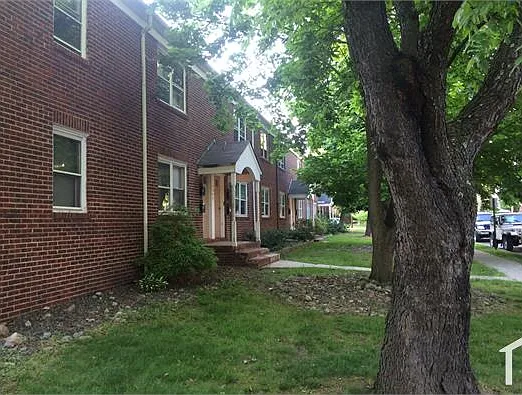 585 Thomas St — Photo 3
