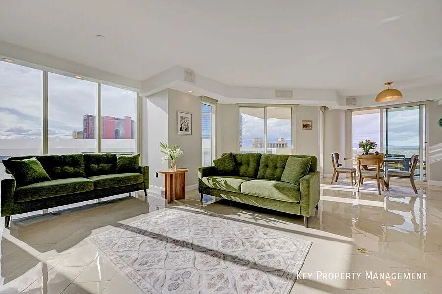 High Floor, Furnished Luxury Hi-Rise Tower Unit at the Prestigious Turnberry Place- Available Sho... — Photo 4