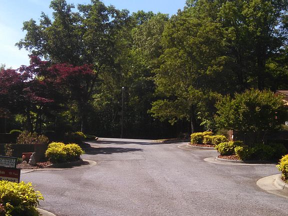 2nd image of 841 Coventry Ln