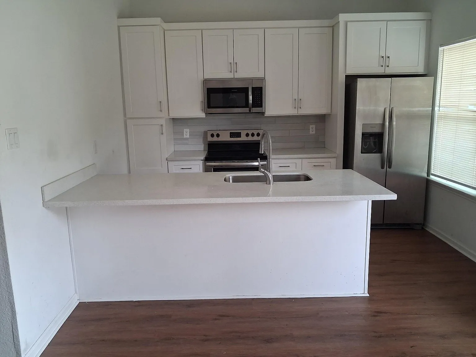 3 bed, 2.0 bath, 2424 sqft, $2,300 — Photo 4