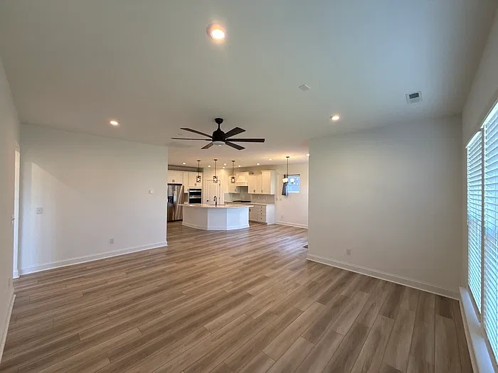 3 bed, 3.0 bath, 2517 sqft, $2,500 — Photo 2