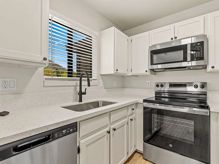 3325 E Lockett Rd — Photo 27