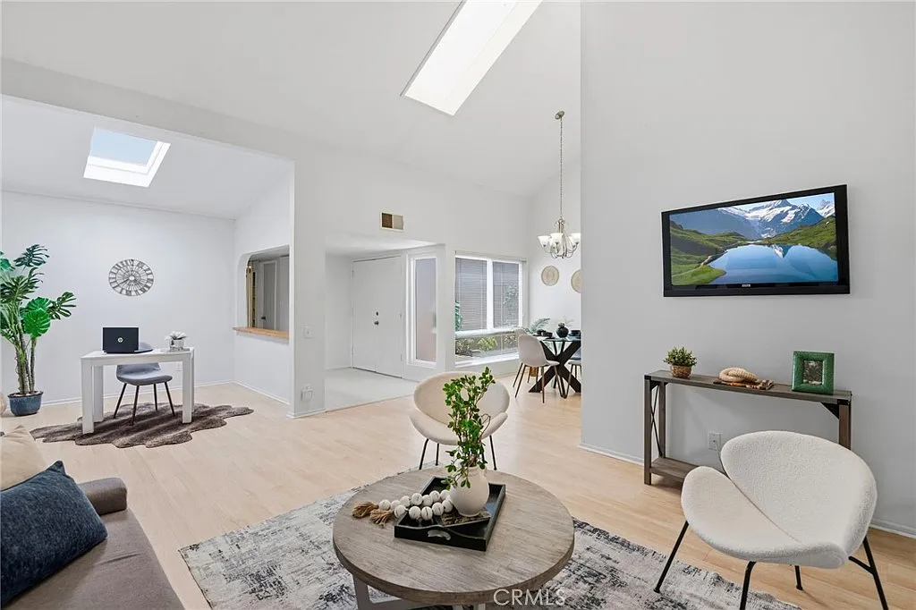 3 bed, 1295 sqft, $4,400 — Photo 4