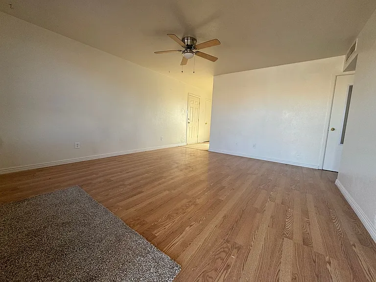 613 S Hemlock Ave — Photo 2