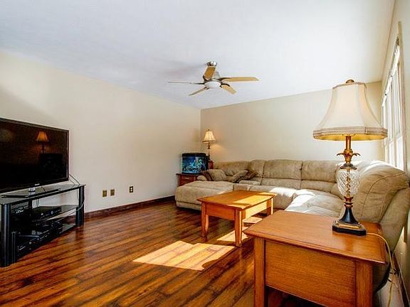 4th image of 946 Indigo Creek Cir