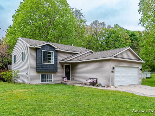 806 Grindle Dr SE, Lowell, MI 49331