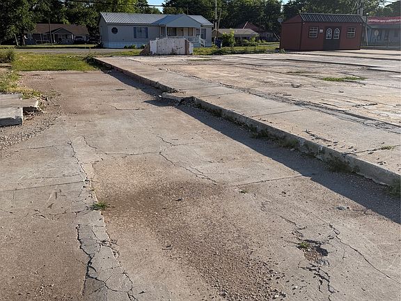 4th image of 207 W Ferry St