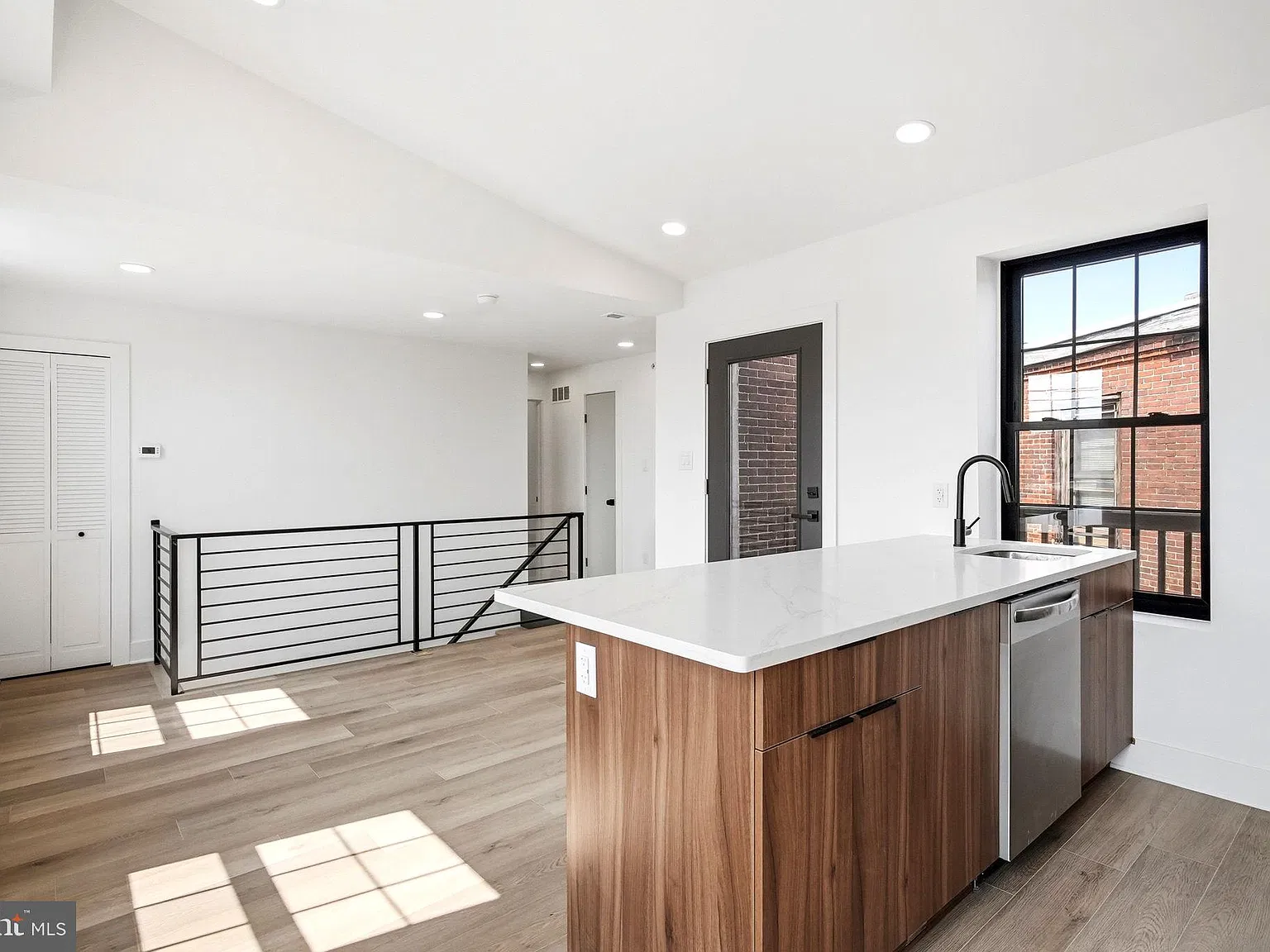 3 bed, 2.0 bath, 1000 sqft, $1,500 — Photo 4