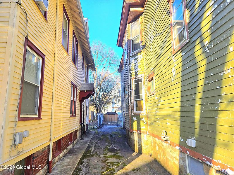 3rd image of 15 Kenyon Court