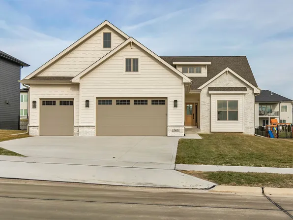 17621 Hammontree Dr, Clive, IA 50325