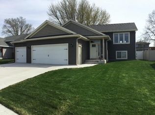 415 7th St NW, Dodge Center, MN 55927