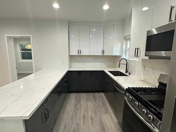 2nd image of 608 W Hillcrest Blvd #1/4