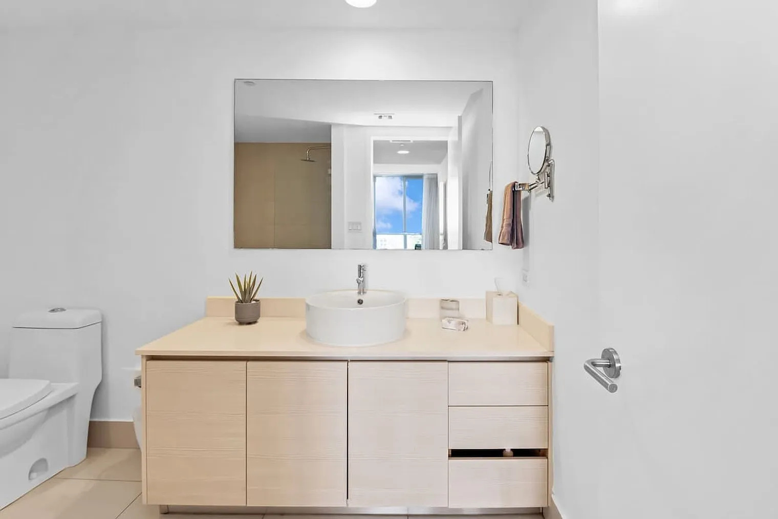 2 bed, 2.0 bath, 990 sqft, $4,136 — Photo 3