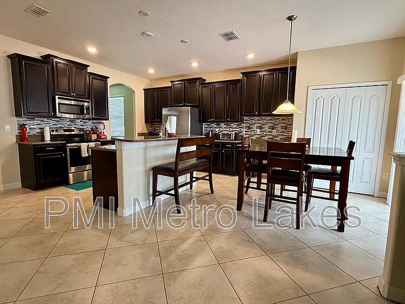 5 bed, 3.0 bath, 3261 sqft, $3,050 — Photo 2