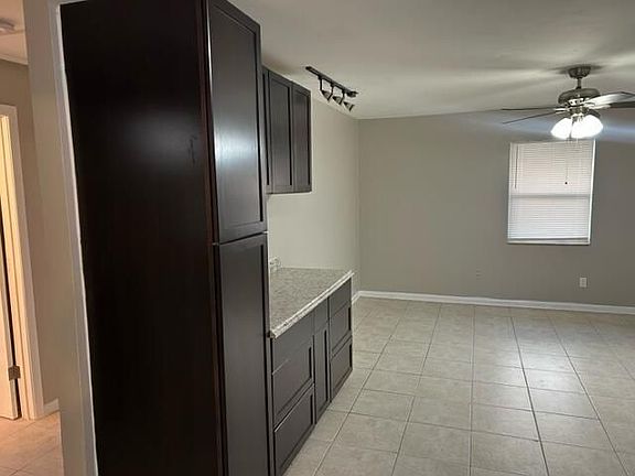 4th image of 612 4th St APT 1