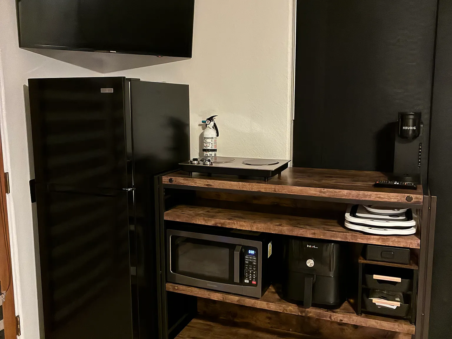 Studio, 300 sqft, $1,300 — Photo 3