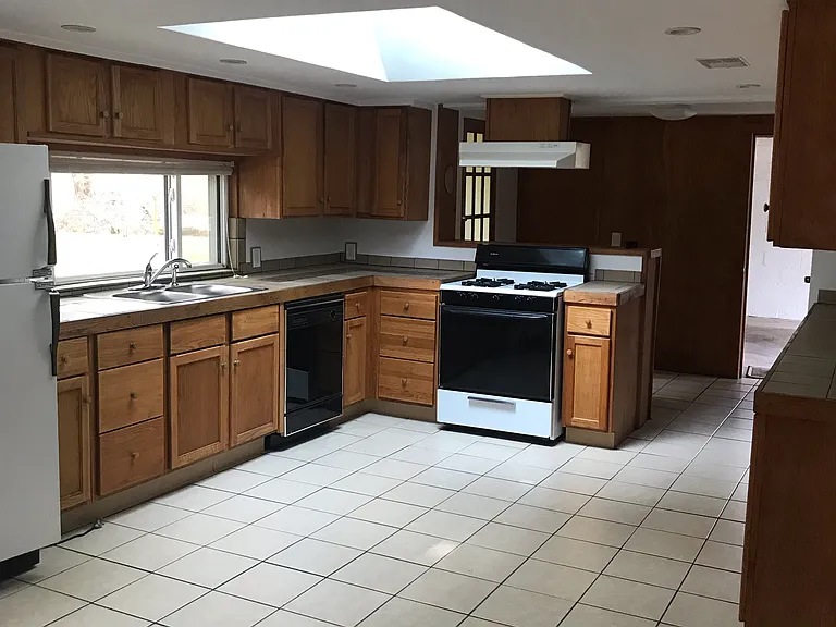 223 W Washington St — Photo 6