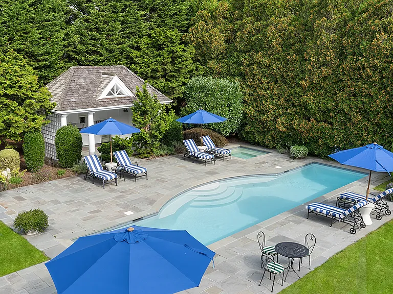 327 Georgica Rd — Photo 2