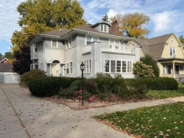 902 S 8th St, Watertown, WI 53094