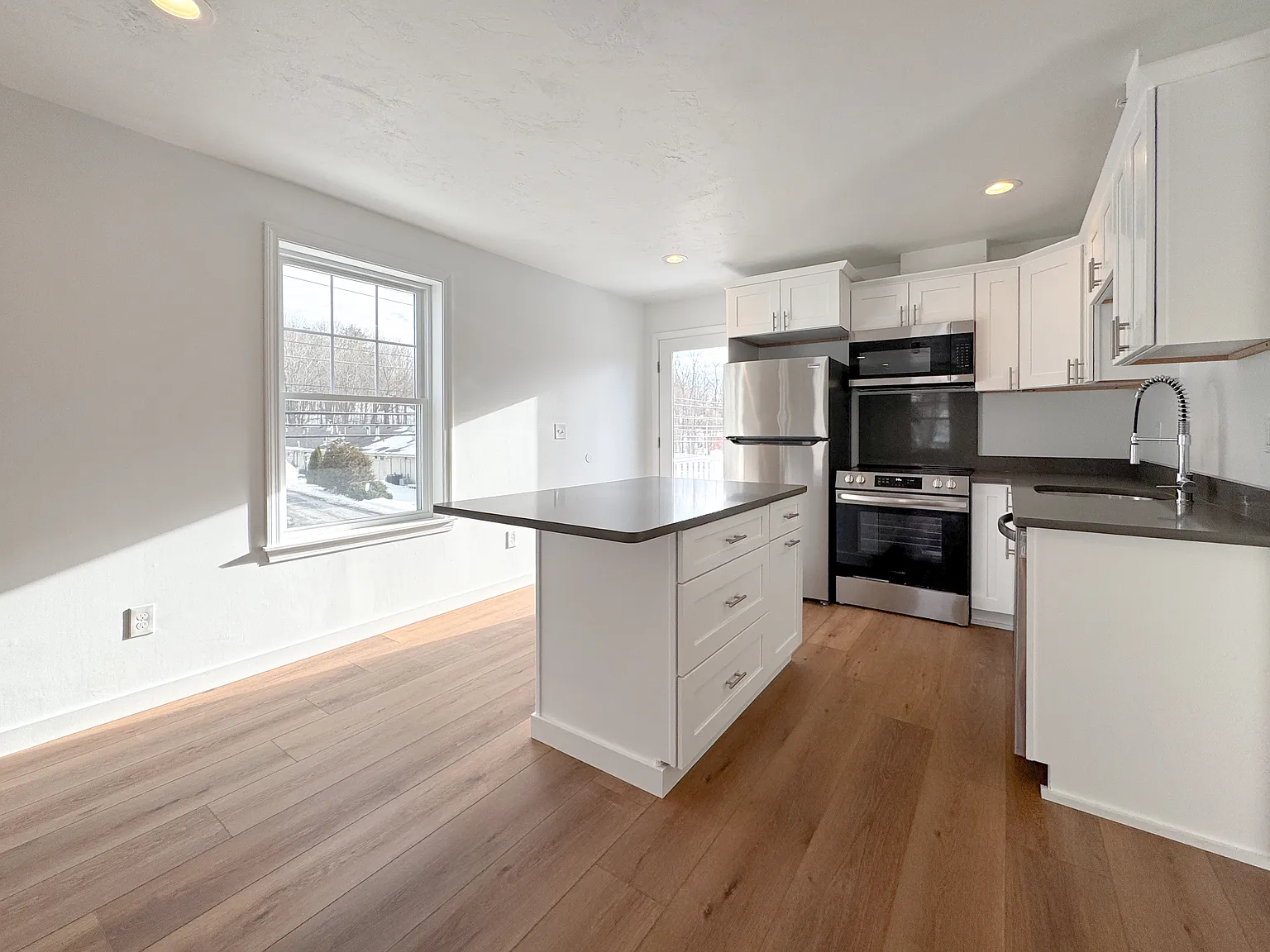 2 bed, 1000 sqft, $2,400 — Photo 2