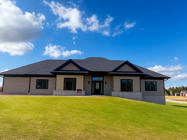 2054 Pine Ridge Ave SE, Dyersville, IA 52040