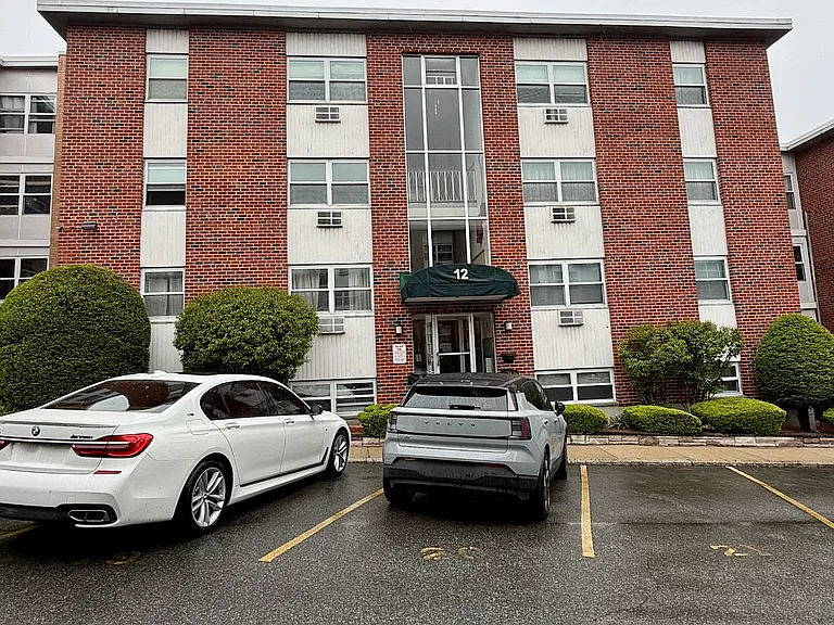 12 Commonwealth Ct #8 — Photo 1