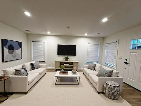 2 bed, 1.0 bath, 760 sqft, $1,600 — Photo 3
